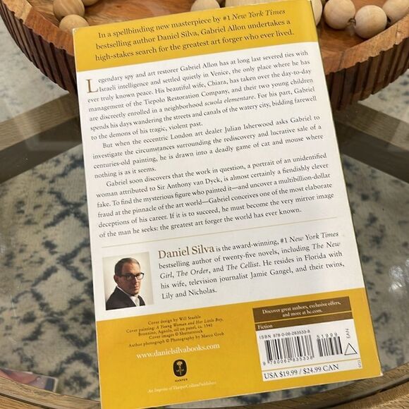 Daniel Silva - Portrait of an Unknown Woman: A Novel - Picture 3 of 6